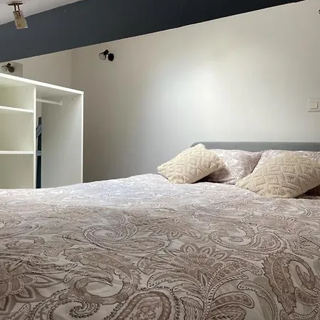 Avec Mezzanine A Cote De La Maison Des Examens *